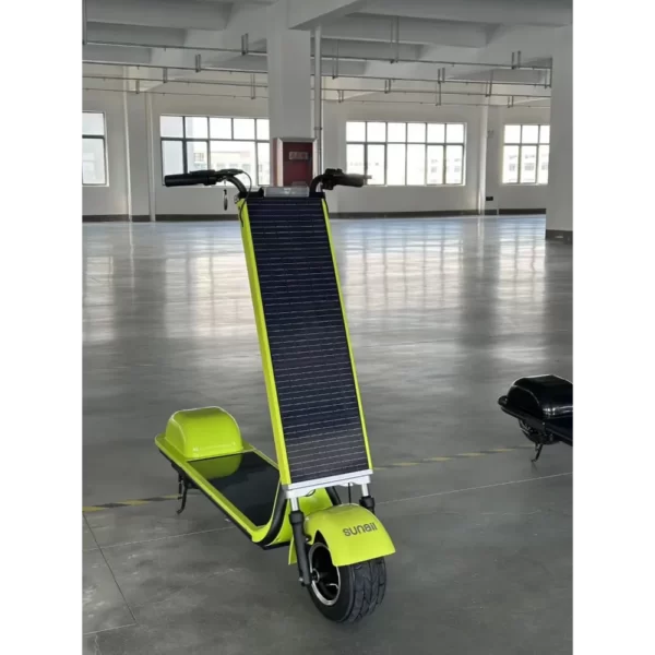 scooter alimenté par des panneaux solaires