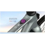 Vélo électrique avec commandes au tableau de bord simples.